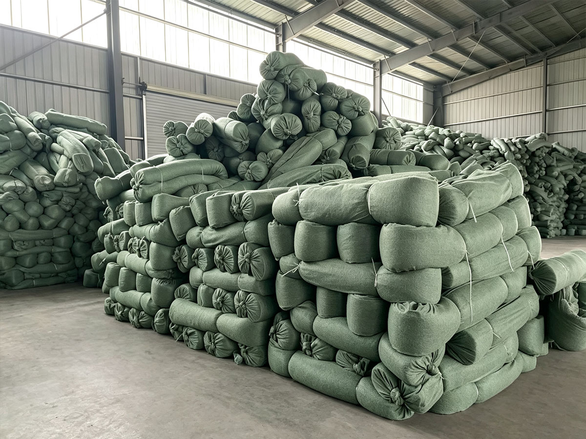 绿色土工布现货卷材，郑州仓库防尘材料备货实拍