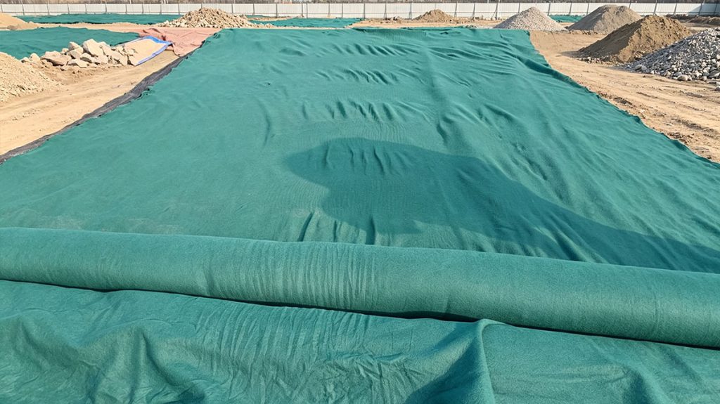 工地裸土铺设绿色防尘土工布抑尘覆盖实景